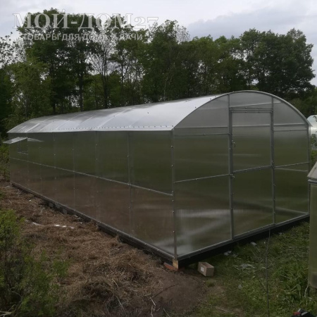 Теплица СверхПрочная ВАГОН 8 метров с поликарбонатом | Мой-Дом27 | Каркас изготовлен из оцинкованной замкнутой трубы 20*20 мм.<br>
 Ширина - 3 метра. Высота - 2,05 метра. Длина - 8 метров<br>
 Выдерживаемая снеговая нагрузка - 150 кг/м2. Выдерживаемая ветровая нагрузка - до 27 м/с.<br>
 Расстояние между дугами 1 метр. Ширина двери 0,96 метра.<br>
 <b>ДВОЙНАЯ ДУГА под дугой приварена еще одна дуга. Прямые стенки</b><br>